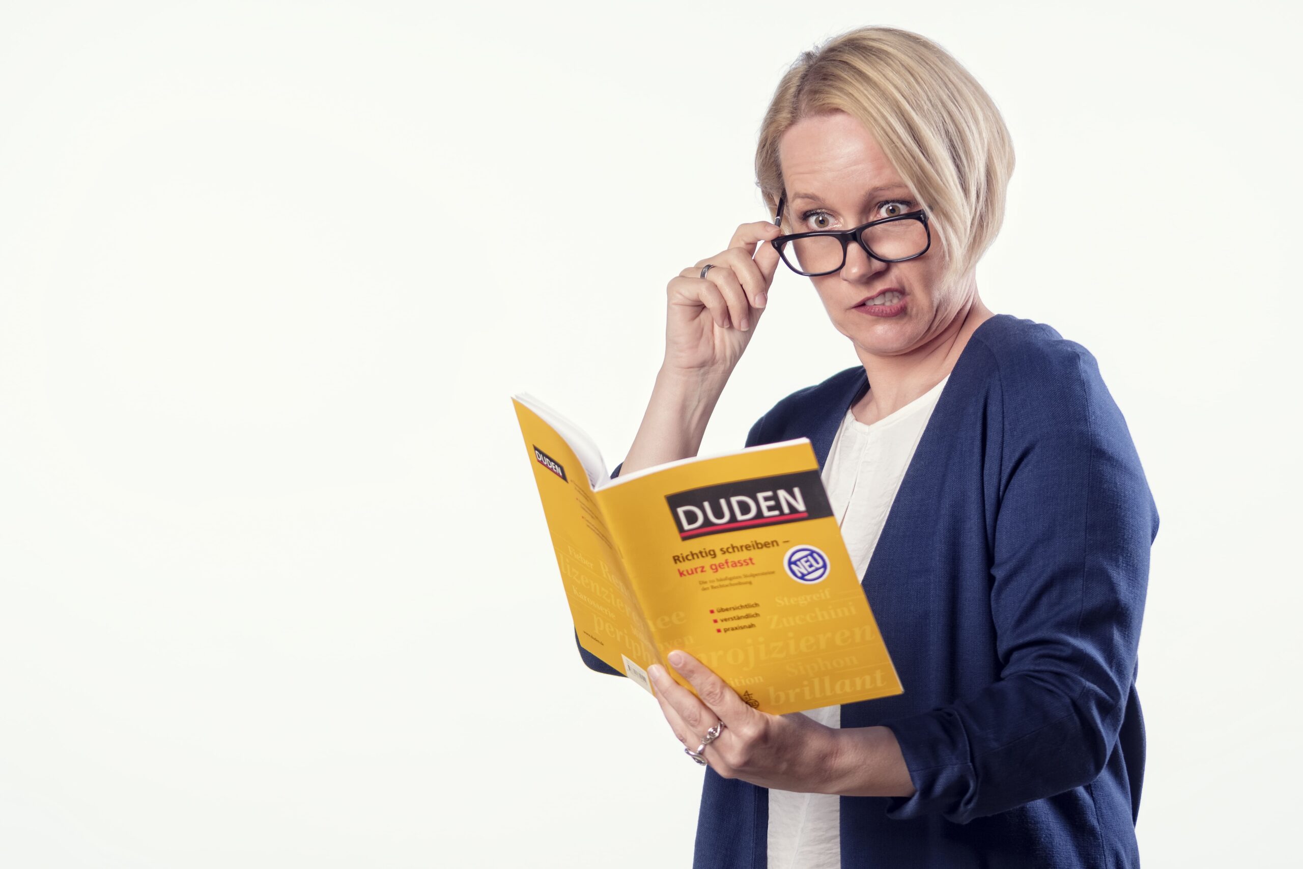 Lena muss auch manchmal in den Duden schauen um zu lektorieren.