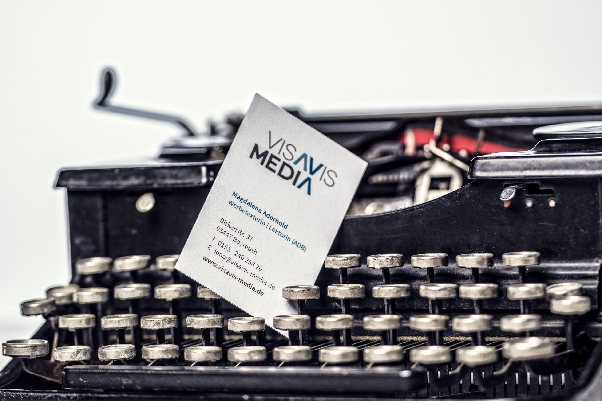 Lena_04-18_14 Alte Schreibmaschine mit der Visitenkarte von visavis media